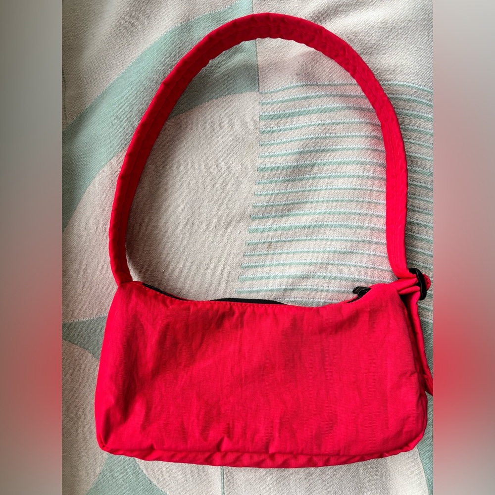 Baggu Cargo Shoulder Bag in Candy Apple Red- 2024 black zipper version - Picture 2 of 7